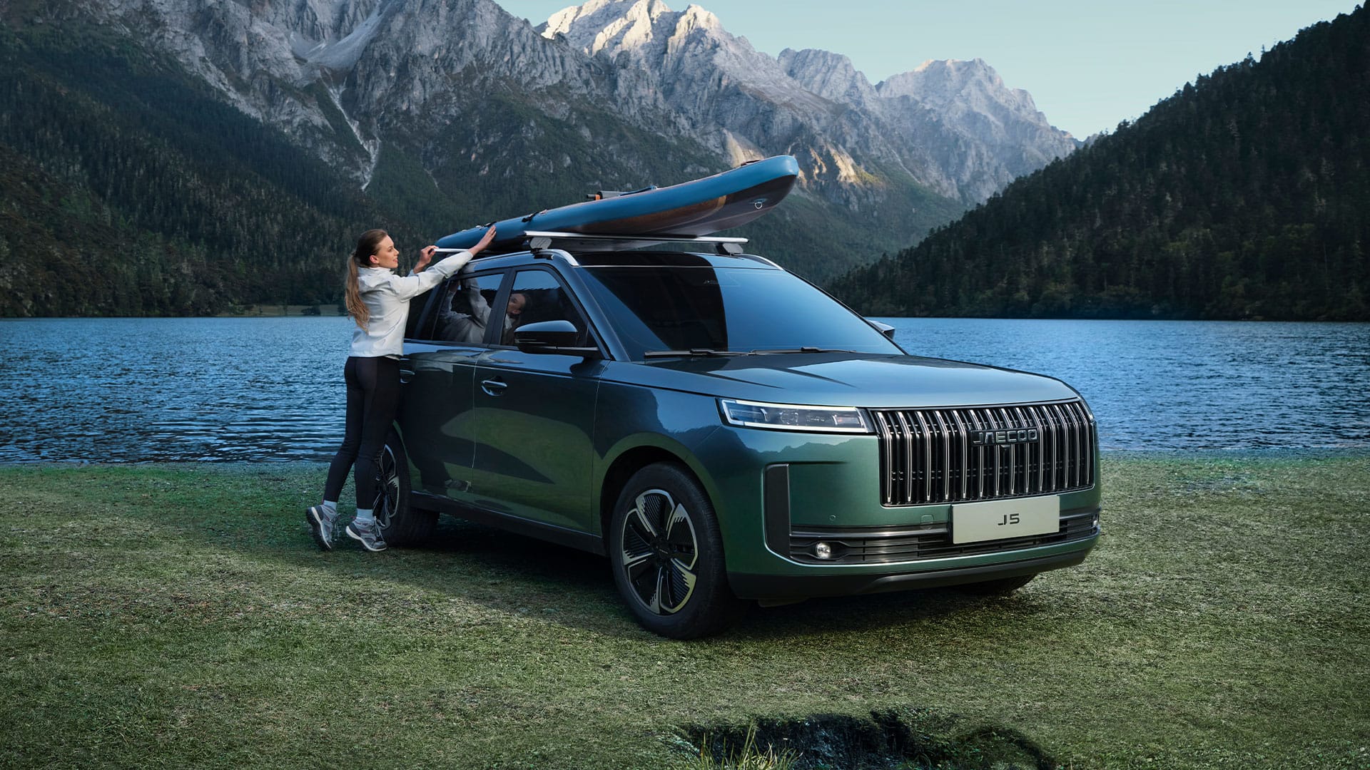 jaecoo-5-vicino-al-fiume-con-donna-che-si-prepara-per-andare-in-canoa